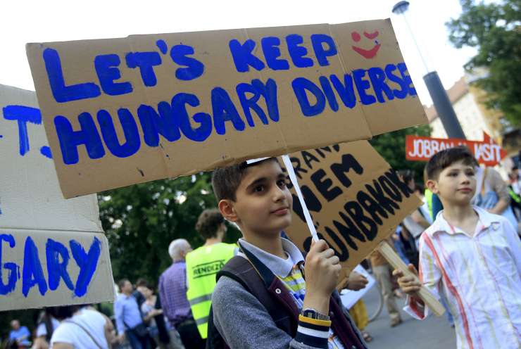 Madžarska bi migrante ustavljala z zaprtjem meje s Srbijo