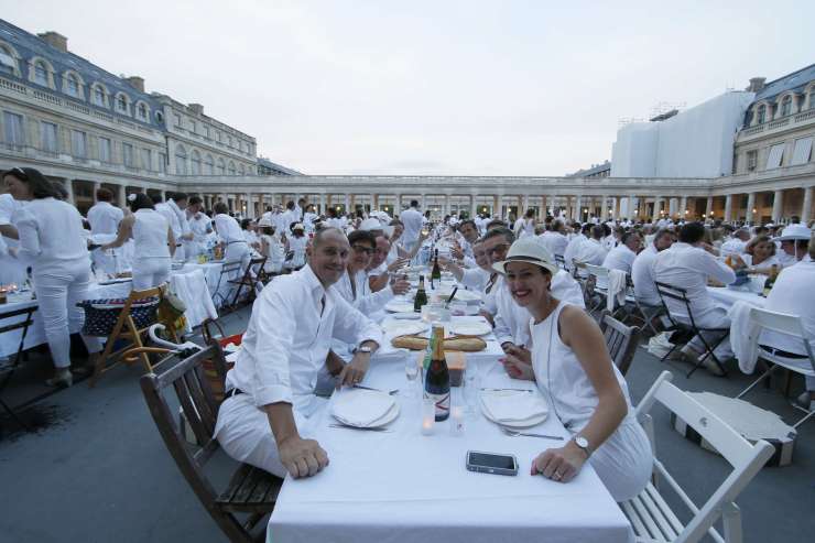 Več tisoč ljudi na pariški večerji v belem