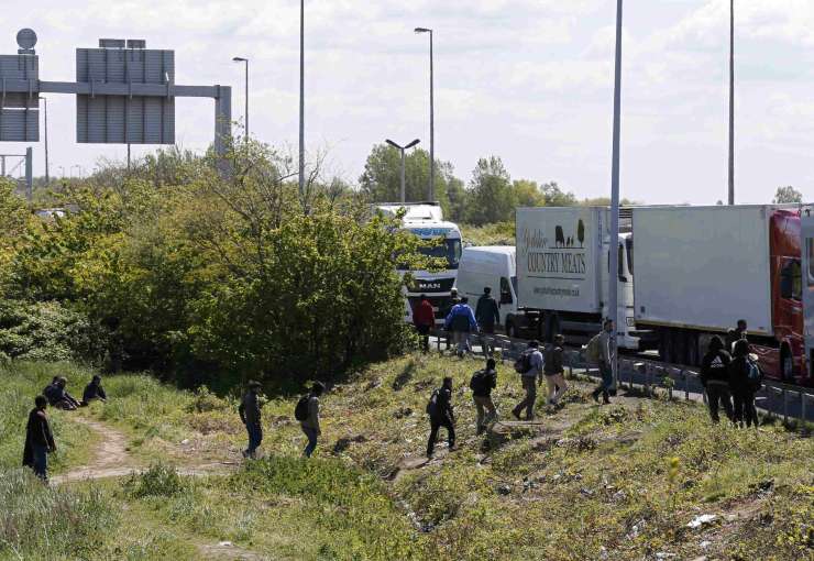 Madžarska bo migrante ustavljala s štirimetrsko ograjo na meji s Srbijo