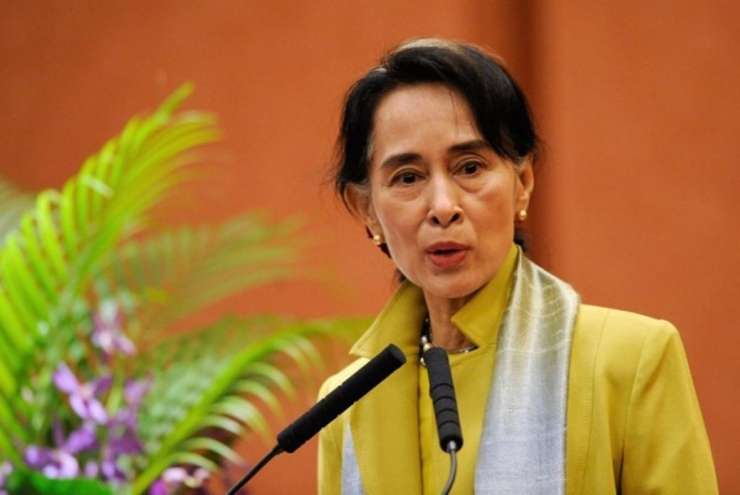 Štiri leta zapora za nekdanjo nobelovko Aung San Suu Kyi