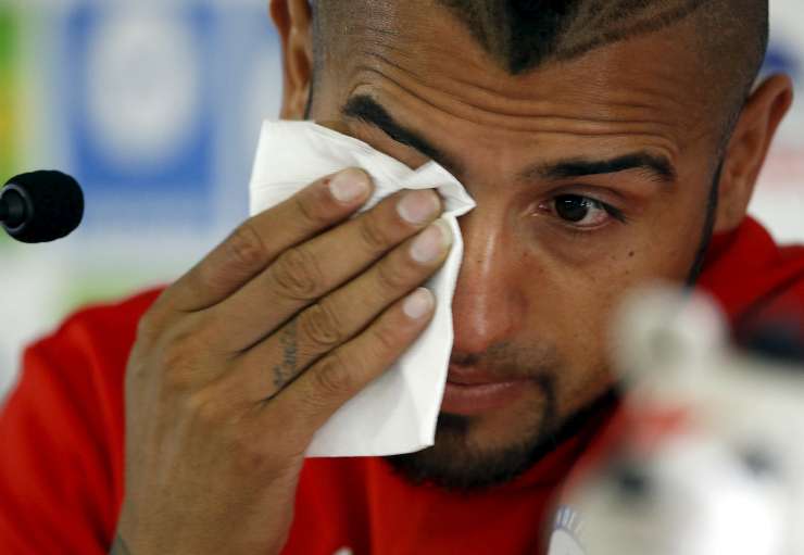Objokani čilski nogometni junak Vidal kljub pijanskemu razbijanju avta ostaja v ekipi