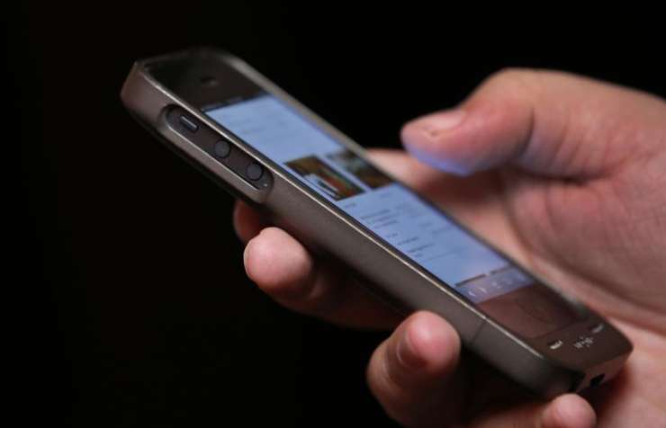 Nemški sodniki odslej ne smejo več uporabljati mobilnikov med sojenji