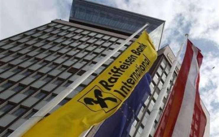 V Raiffeisen banki zavračajo obtožbe o ponarejanju podpisov pri kreditih v frankih
