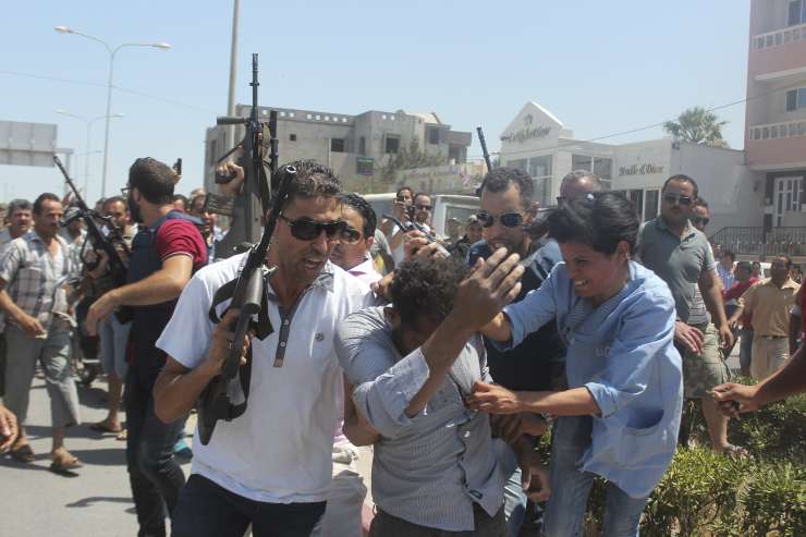 V napadu na hotel v Tuniziji skoraj 40 žrtev