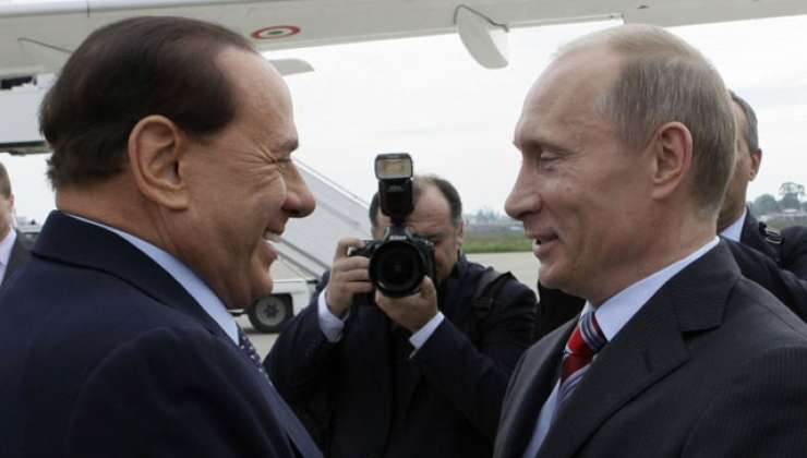 Sibirske počitnice Vladimirja in Silvia: Putin in Berlusconi v koči v odročni Sibiriji