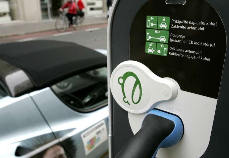 Električna vozila namesto dizelskih bi EU lahko prihranila devet milijard evrov letno
