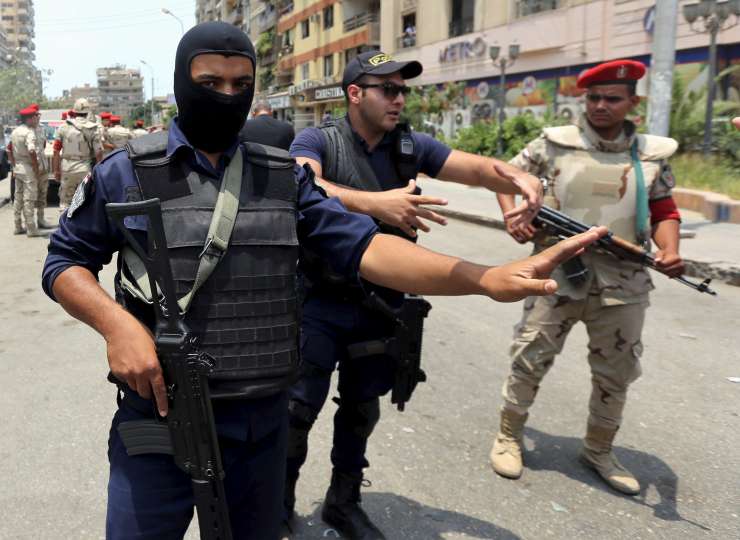 V Kairu mrtvi v spopadu med islamisti in policijo