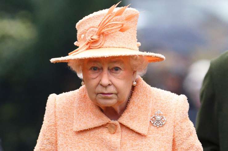 Kraljica Elizabeta hudo bolna, princ Charles je že na poti k materi