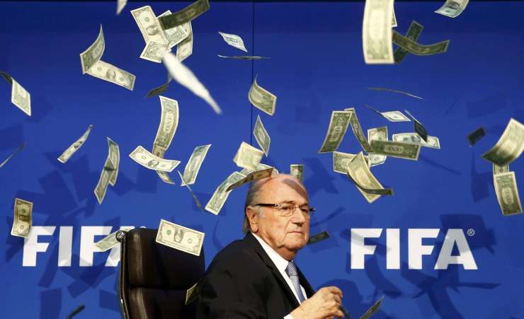 Fifa preganja komika, ki je v zadrego spravil Blatterja