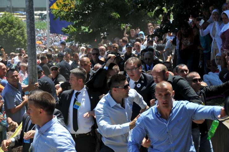 Po incidentu v Srebrenici bo bosanske politike v Beogradu varovalo tisoč policistov