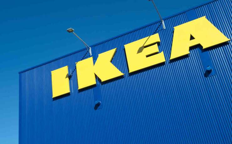 Ikea še bolj rumena: nosečnice, ki urinirajo na katalog, dobijo popust