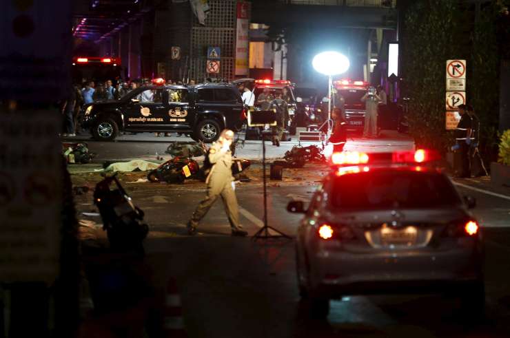 Pred svetiščem v Bangkoku razneslo bombo; številne smrtne žrtve