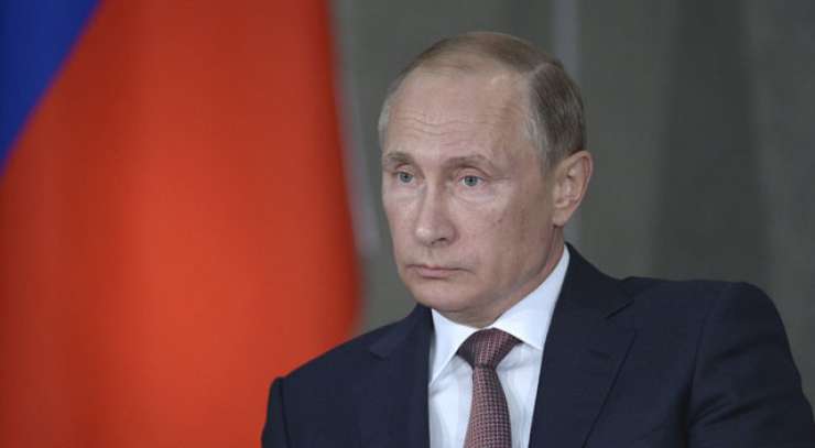 Putin na okupiranem Krimu nergal zaradi "zunanjega nadzora" nad Ukrajino