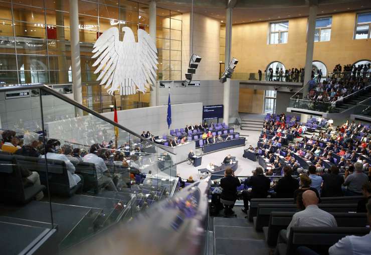Nemški parlament z veliko večino potrdil pomoč Grčiji