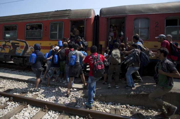 Makedoniji primanjkuje železniških vagonov za prevoz migrantov