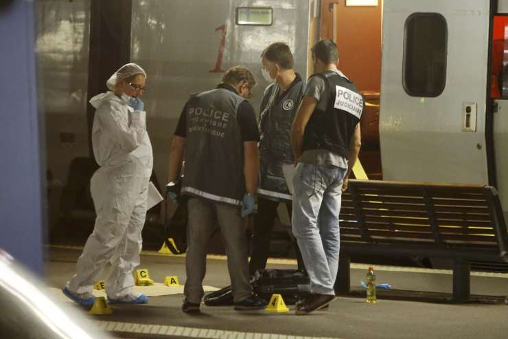 Maročan na vlaku med Amsterdamom in Parizom začel streljati in ranil dva človeka 