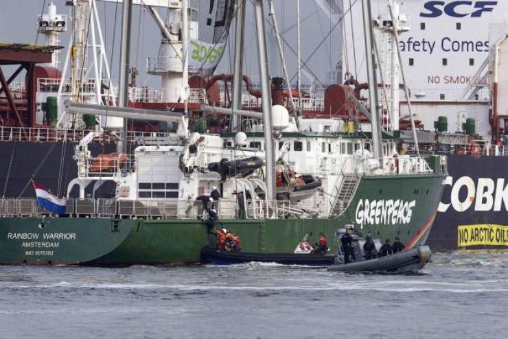 Rusija mora Nizozemski zaradi zasežene Greenpeacove ladje plačati odškodnino