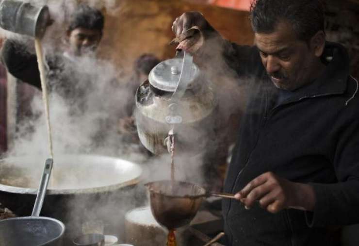 75.000 prošenj za javno službo streženja čaja v Indiji