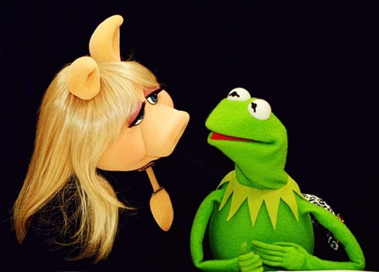 Britanski premier Johnson  ZN nagovoril z mupetkom Kermitom