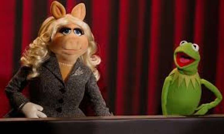 Miss Piggy in žabec Kermit z novima ljubeznima