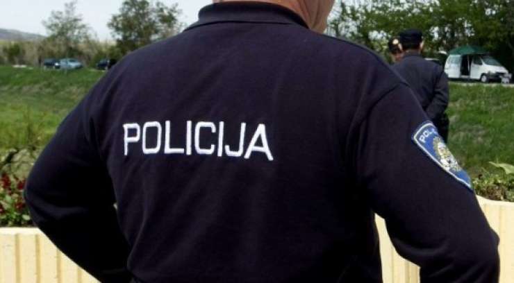 Mladoletnika ropala in kradla po Ljubljani, eden o njiju končal v priporu