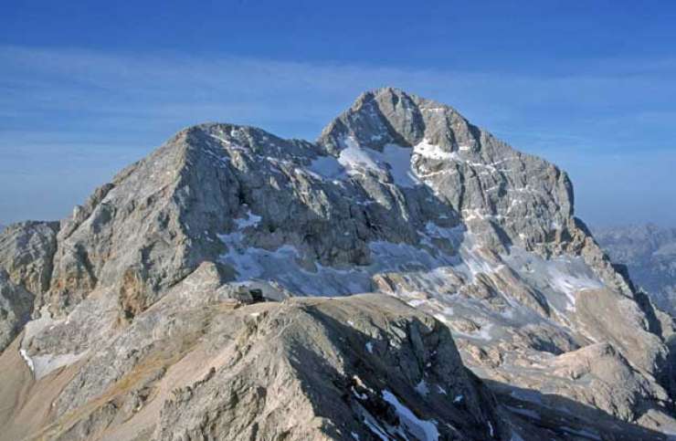 Planinec s Triglava omahnil 200 metrov v globino