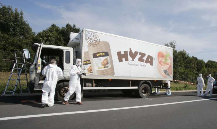 Avstrijski preiskovalci: 71 beguncev v tovornjaku se je zadušilo že na Madžarskem
