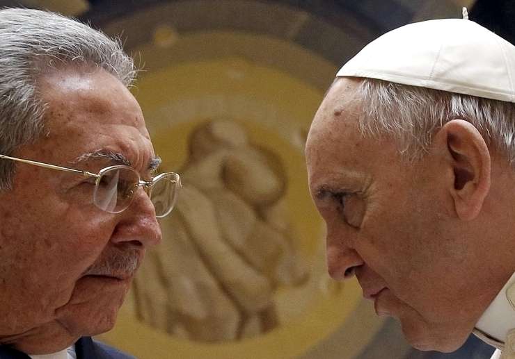 Castro je pred obiskom papeža pomilostil prek 3000 zapornikov