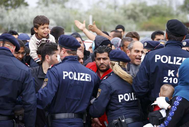 Madžarska policija begunce vozi direktno na mejo z Avstrijo 