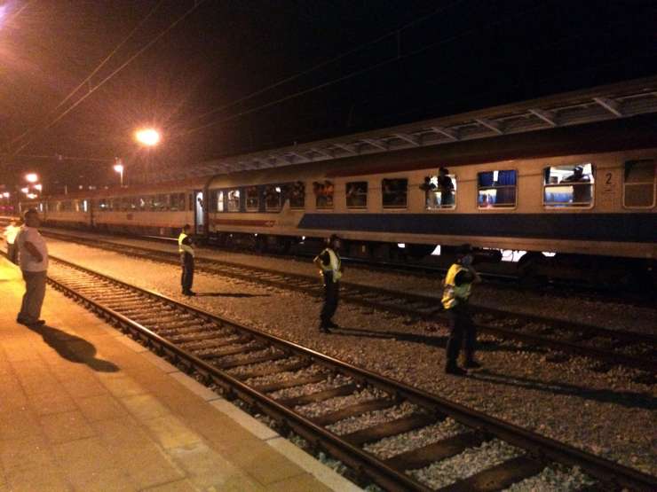 Policija bo 150 prebežnikov vrnila na Hrvaško, prekinjen železniški promet čez Dobovo