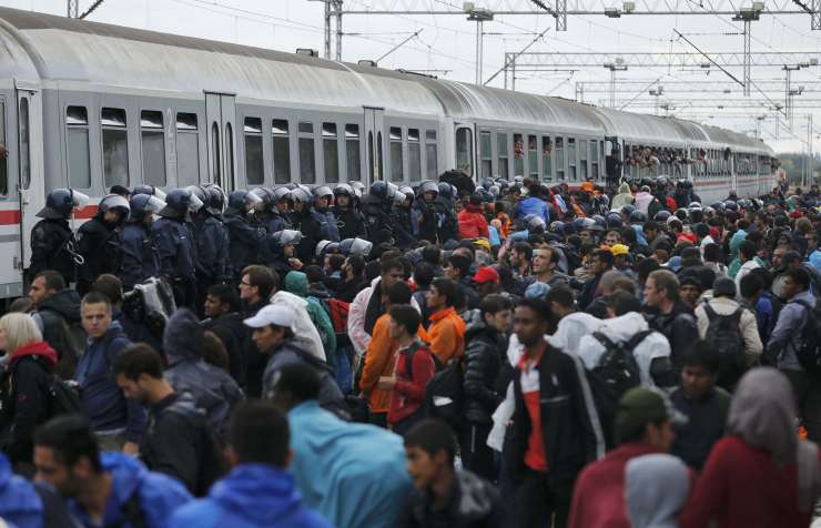 Na Hrvaško prišlo že skoraj 30.000 migrantov, ki jih pošiljajo proti Sloveniji in Madžarski