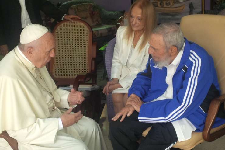 Papež Frančišek je Fidelu Castru podaril knjigo s Kube izgnanega jezuitskega učitelja