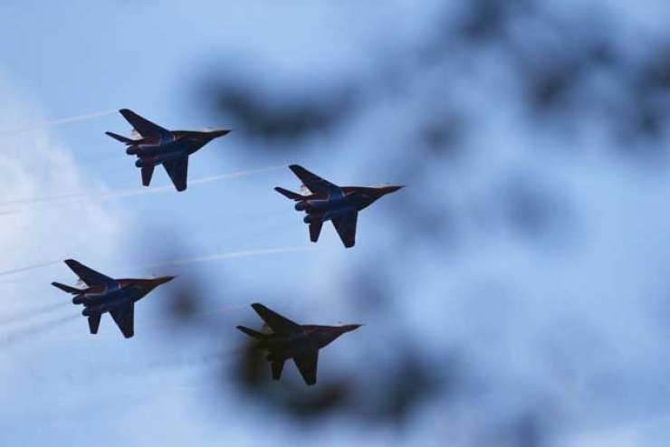 Rusija v Sirijo poslala več kot 50 vojaških letal in helikopterjev