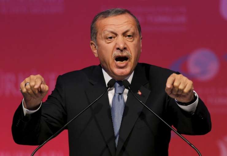 Mlačen odziv Bruslja na Erdoganovo zmerjanje Macrona s psihičnim bolnikom