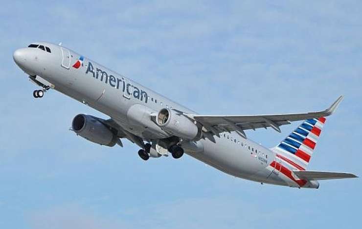 Pri American Airlines necepljenim odredili neplačan dopust