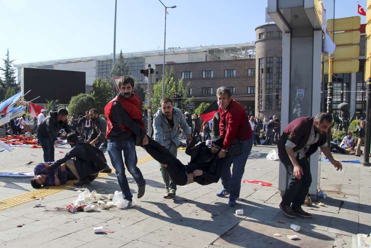 V eksplozijah v Ankari na desetine mrtvih in več kot sto ranjenih 