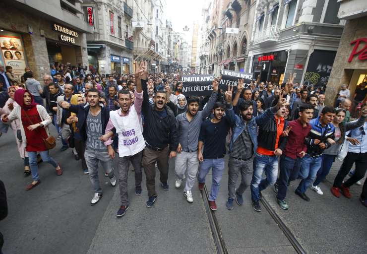 V Turčiji tri dni žalovanja, v Istanbulu Erdogana označili kot "lopova in morilca"