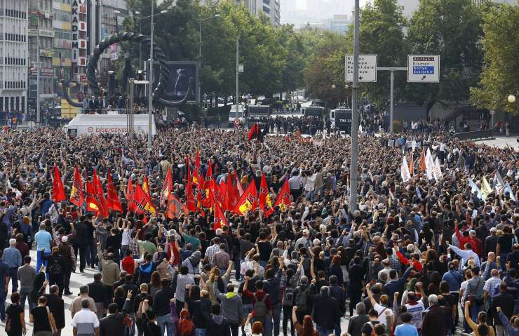 Demonstranti odgovornost za napad v Ankari pripisali vladi in Erdoganu