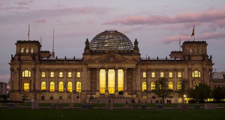 Bundestag bo glasoval o novi azilni zakonodaji: predlagane so zaostritve in olajšanja