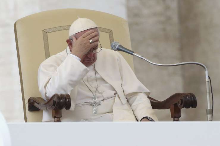 Papež Frančišek se je opravičil za nedavne škandale v Vatikanu in Rimu