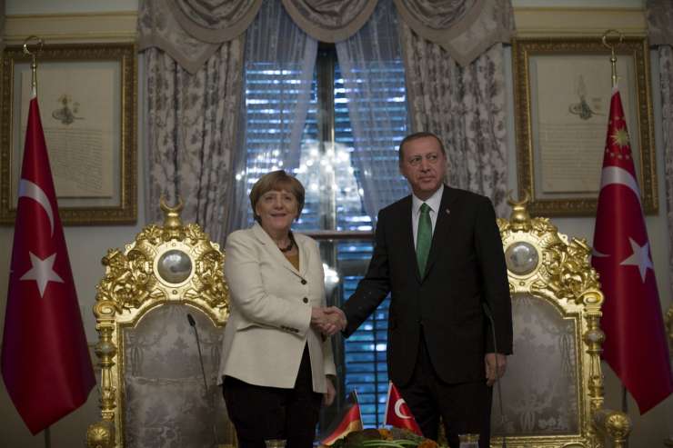 Merklova v Turčiji o priseljenski krizi; podprla je vizumske olajšave za Turčijo