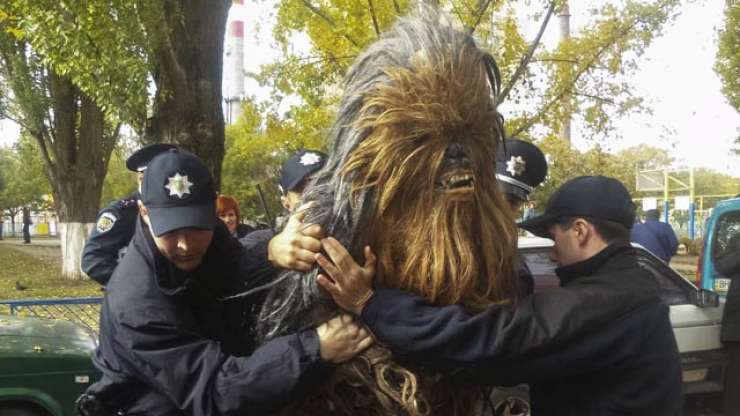 V Ukrajini pred voliščem prijeli Chewbacco iz Vojne zvezd