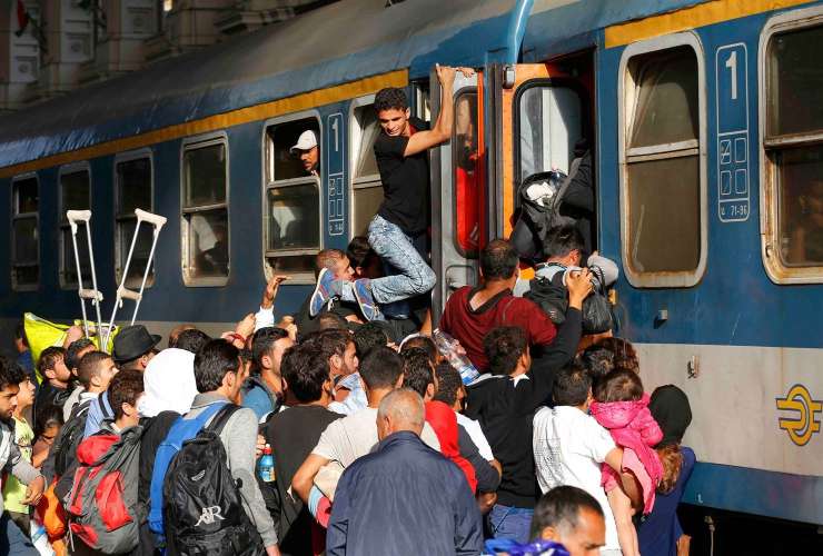 V Bruslju svarijo Balkance: Ustavljajte migrante, če ne boste ob privilegije