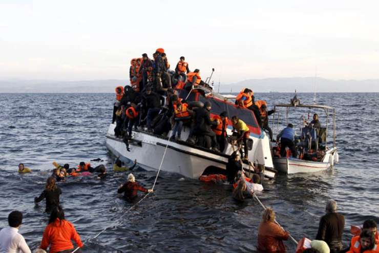 V oktobru čez Sredozemlje rekordnih več kot 218.000 migrantov
