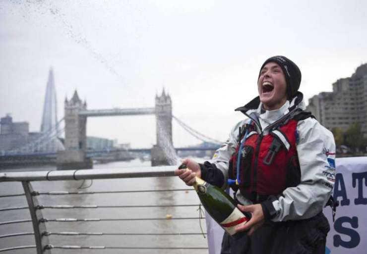 Britanka v štirih letih na kolesu in v čolnu obkrožila svet