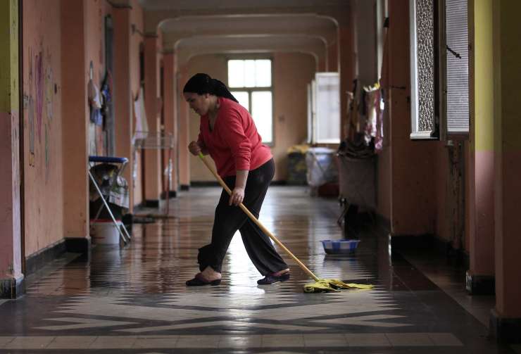 Slovenske univerze: za profesorje dodatki, zgarane čistilke pa izkoriščajo