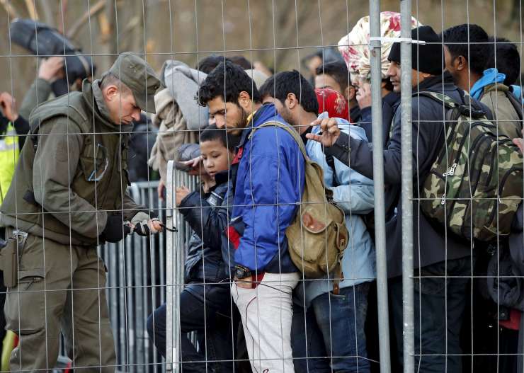 Anketa: Slovenci podpirajo postavitev ograje na meji s Hrvaško