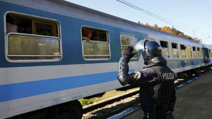 V Dobovo danes z vlakom prispelo le 700 migrantov