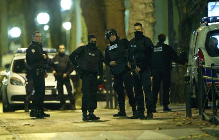 V Parizu se je med policijsko racijo razstrelila samomorilska napadalka - preprečen nov teroristični napad