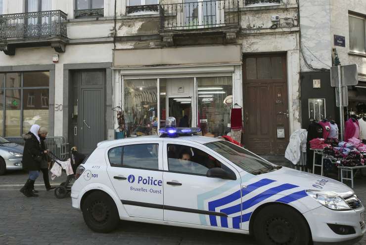 V Bruslju nove policijske racije, Belgija bo začela zapirati povratnike iz Sirije